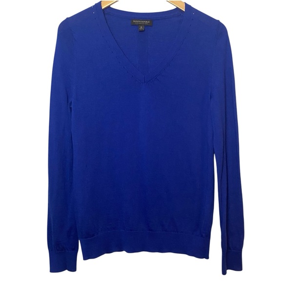 Banana Republic Sweaters - Banana Republic Womens V-Neck Sweater Medium 100% Merino Wool Blue Pullover